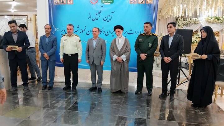 کارمندان نمونه و دستگاه‌های اجرایی برتر شهرستان دیر تجلیل شدند