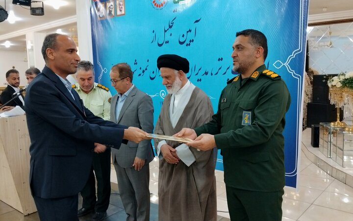 کارمندان نمونه و دستگاه‌های اجرایی برتر شهرستان دیر تجلیل شدند