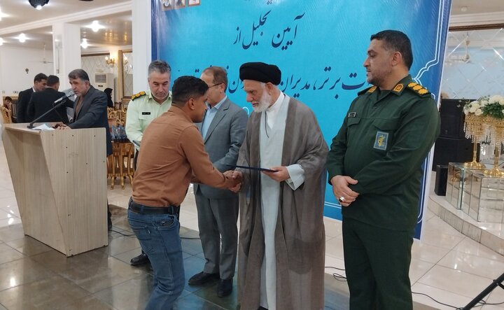 کارمندان نمونه و دستگاه‌های اجرایی برتر شهرستان دیر تجلیل شدند