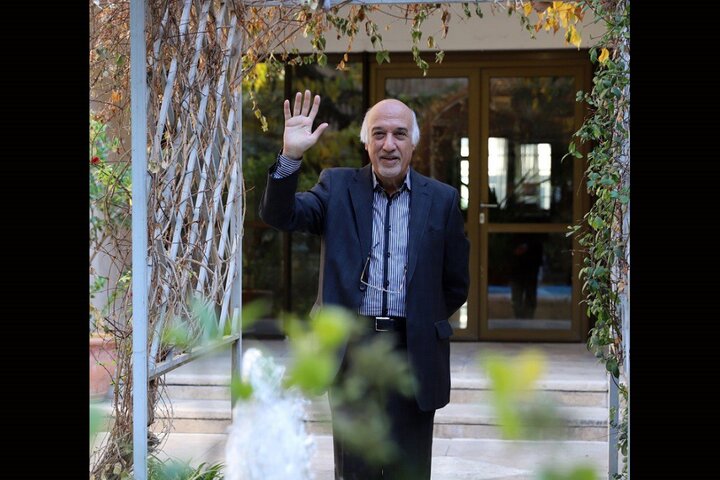 افراد معدودی با اسوار قابل مقایسه‌اند؛ از نظر دانش کسی به او نمی‌رسید