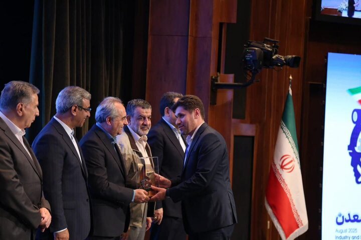 تجلیل از صنعتگران نمونه آذربایجان شرقی با حضور رئیسجمهور تجلیل از صنعتگران نمونه آذربایجان شرقی با حضور رئیسجمهور
