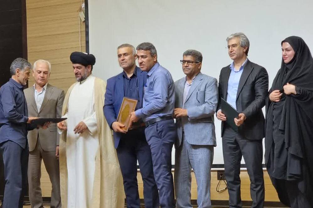 کارمندان نمونه شهرستان گناوه تجلیل شدند