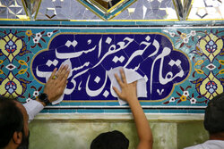 آیین غبارروبی حرم بانوی کرامت با حضور  خانواده شهدای میناب