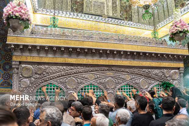 تعویض گل های ضریح حرم امام رضا(ع)