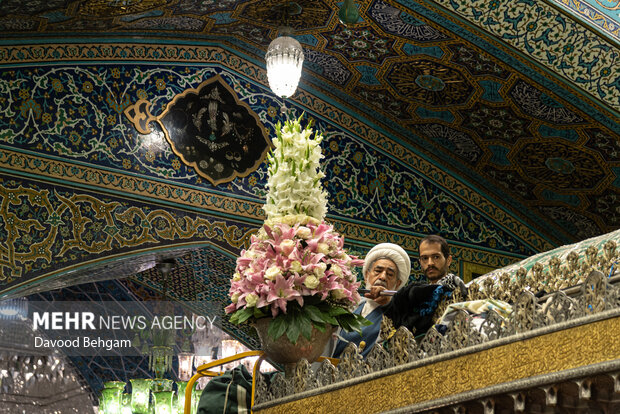 تعویض گل های ضریح حرم امام رضا(ع)