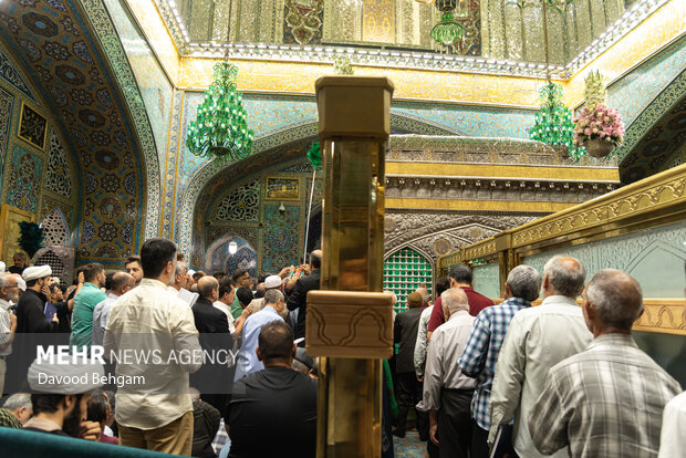 تعویض گل های ضریح حرم امام رضا(ع)