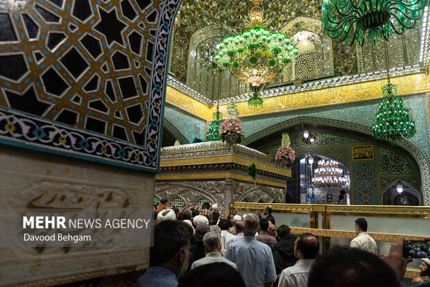 تعویض گل های ضریح حرم امام رضا(ع)