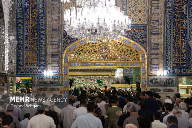 مرثیه خوانی شب شهادت امام حسن عسکری(ع) در حرم رضوی مرثیه خوانی شب شهادت امام حسن عسکری(ع) در حرم رضوی