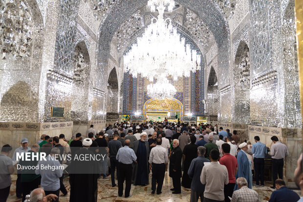 تعویض گل های ضریح حرم امام رضا(ع)