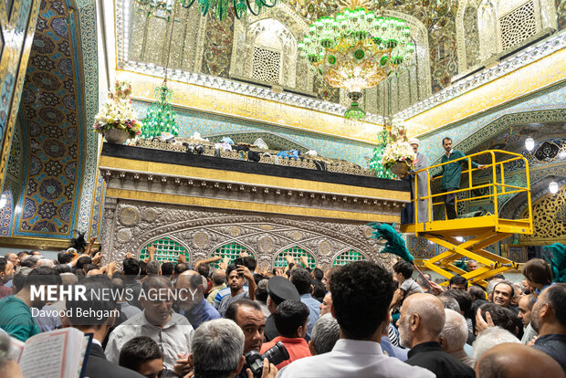 تعویض گل های ضریح حرم امام رضا(ع)