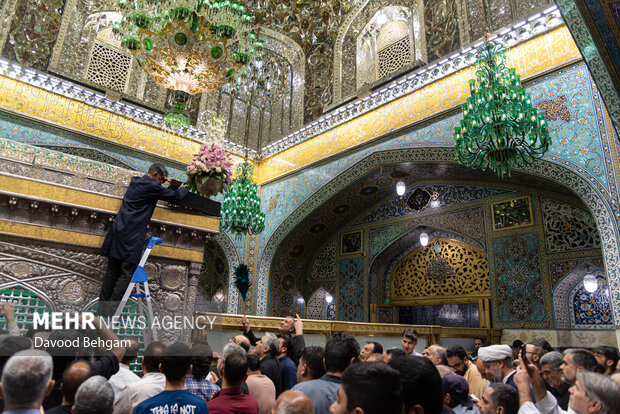 تعویض گل های ضریح حرم امام رضا(ع)