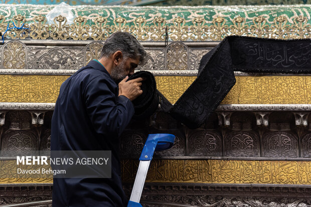 تعویض گل های ضریح حرم امام رضا(ع)