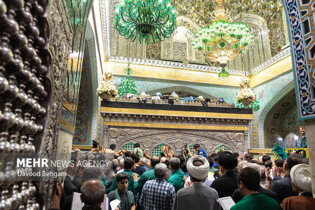 تعویض گل های ضریح حرم امام رضا(ع)