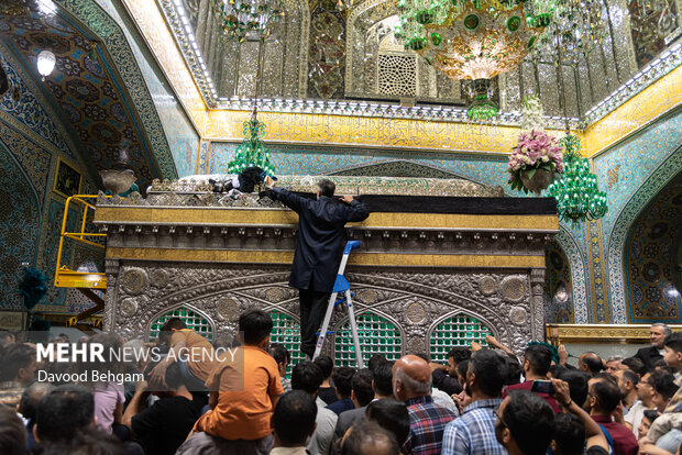 تعویض گل های ضریح حرم امام رضا(ع)