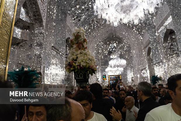 تعویض گل های ضریح حرم امام رضا(ع)