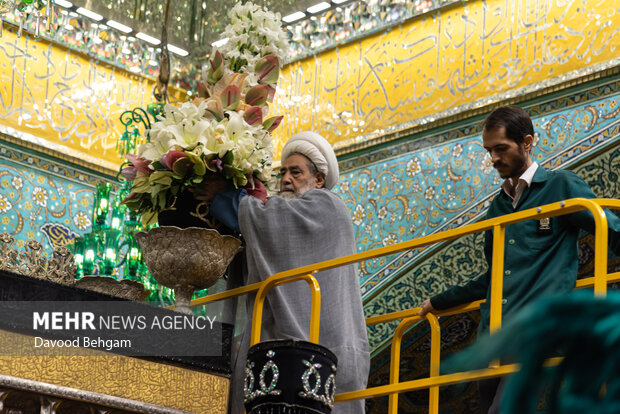 تعویض گل های ضریح حرم امام رضا(ع)