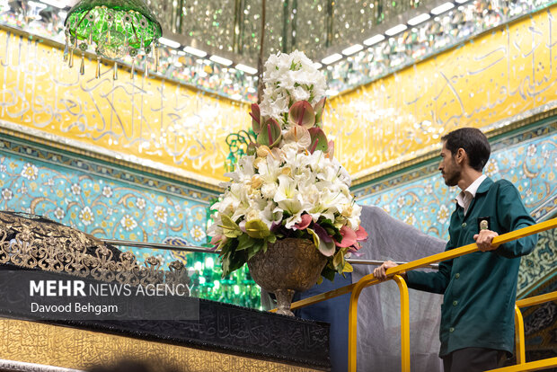 تعویض گل های ضریح حرم امام رضا(ع)