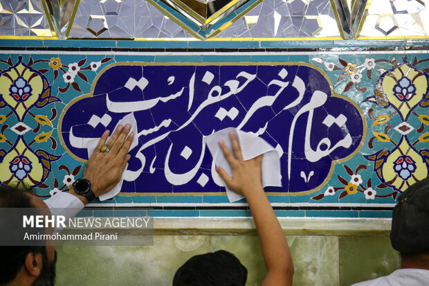 آیین غبارروبی حرم بانوی کرامت با حضور  خانواده شهدای میناب