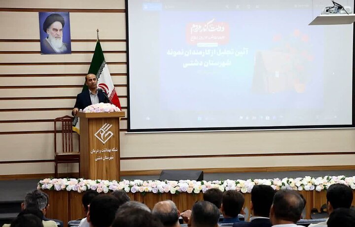 تجلیل از کارمندان نمونه دستگاههای اجرایی شهرستان دشتی تجلیل از کارمندان نمونه دستگاههای اجرایی شهرستان دشتی