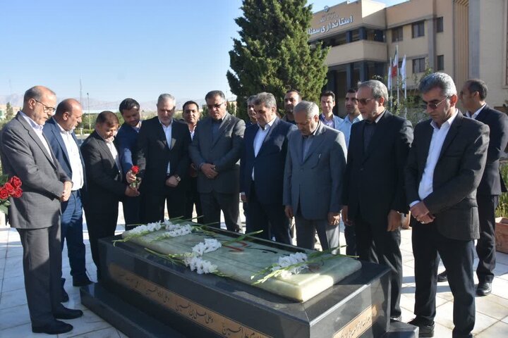 وزیر آموزش و پرورش به مقام شامخ شهدای سمنان ادای احترام کرد وزیر آموزش و پرورش به مقام شامخ شهدای سمنان ادای احترام کرد