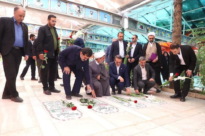 ادای احترام معاون رئیسجمهور به مقام شامخ شهدا در قم ادای احترام معاون رئیسجمهور به مقام شامخ شهدا در قم