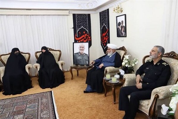 دیدار رئیس ستادکل نیروهای مسلح به نیابت از رهبر باخانواده شهدای اقتدار