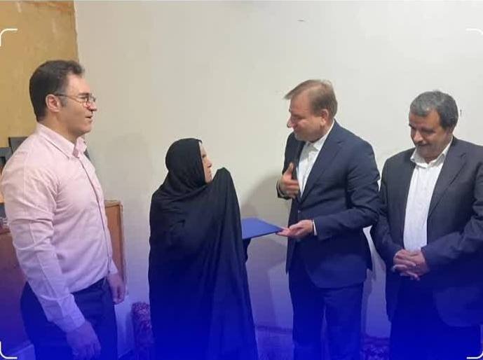 خانواده شهدا چشم و چراغ کشور هستند خانواده شهدا چشم و چراغ کشور هستند