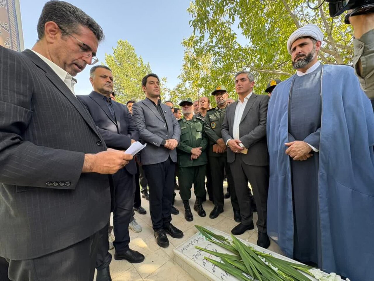 ادای احترام استاندار کردستان و مسئولان کامیاران به مقام شامخ شهدا