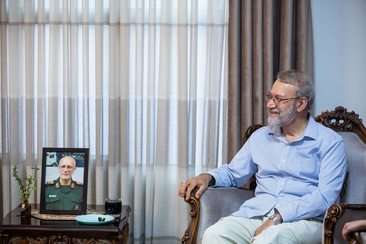 لاریجانی به دیدار خانواده‌های شهیدان محرابی و شادمانی رفت