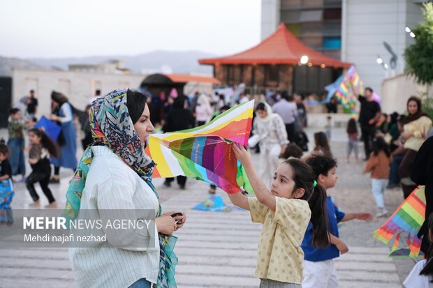 جشنواره بادبادک در شهر یاسوج برگزار شد