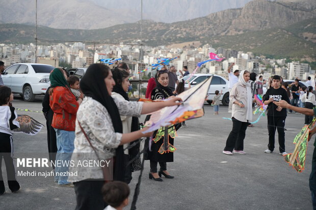 جشنواره بادبادک در شهر یاسوج برگزار شد