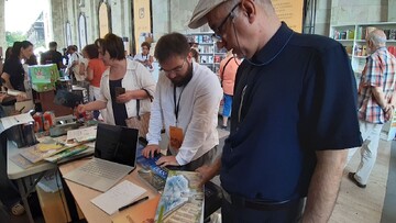 ناشرون إيرانيون يشاركون في معرض يريفان الدولي للكتاب