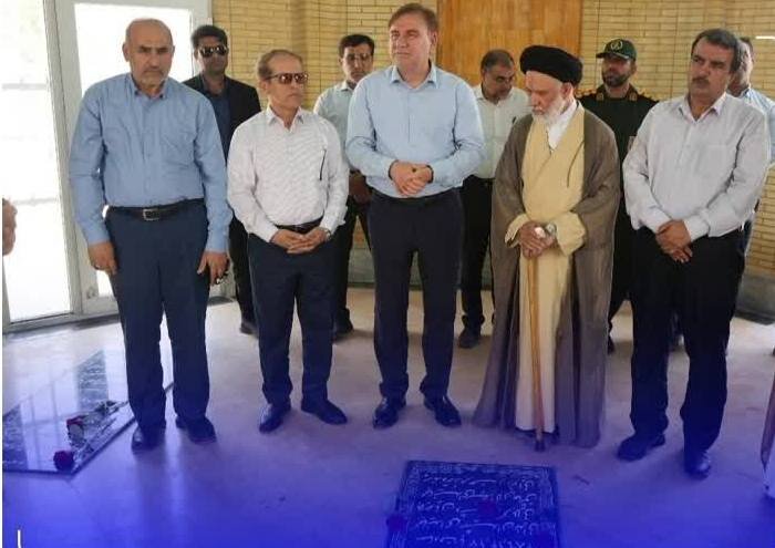 غبارروبی گلزار شهدای شهرستان دیر با حضور استاندار بوشهر غبارروبی گلزار شهدای شهرستان دیر با حضور استاندار بوشهر