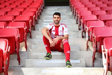 Olympiacos complete signing of Mehdi Taremi