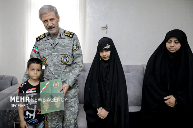 دیدار فرمانده کل ارتش با خانواده معظم شهدا 3