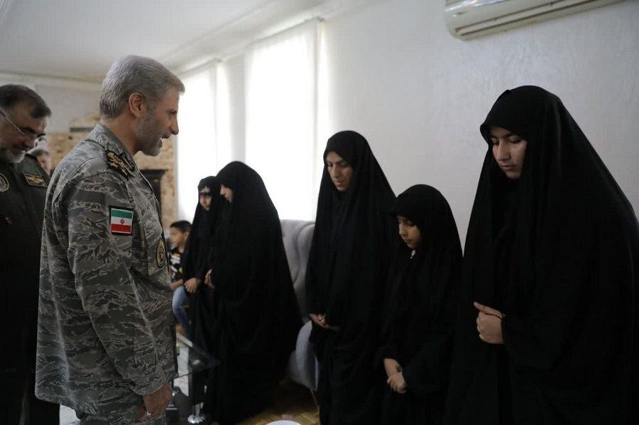 امیر حاتمی با خانواده‌های شهدای ارتش در جنگ ۱۲ روزه دیدار کرد
