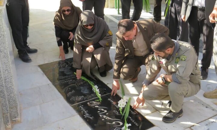 ادای احترام شینا انصاری به شهدای استان سمنان