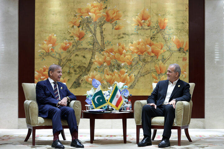 پاکستانی وزیراعظم کی ایران کے صدر سے ملاقات، مشکل وقت میں پاکستان کے ساتھ کھڑے ہیں، صدر پزشکیان