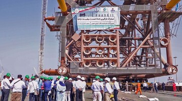 Iran starts moving giant platform to South Pars gas field