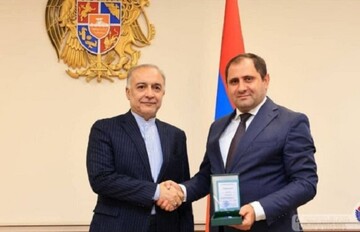 İran Büyükelçisi’ne "Ermenistan Savunma Bakanlığı Onur Madalyası" verildi