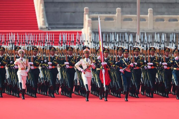 Çin görkemli törenle askeri gücünü dünyaya gösterdi (video)
