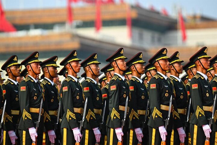 Çin görkemli törenle askeri gücünü dünyaya gösterdi (video)