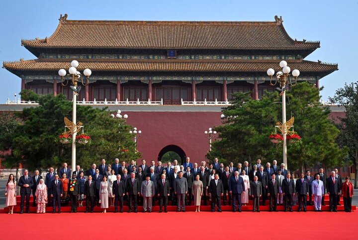 Çin görkemli törenle askeri gücünü dünyaya gösterdi (video)