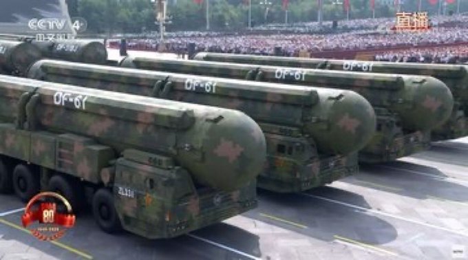 Çin görkemli törenle askeri gücünü dünyaya gösterdi (video)