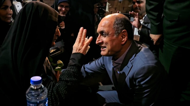 گفتگوی صمیمانه استاندار گیلان با مادر شهید مفقودالاثر ایرج صفر پور