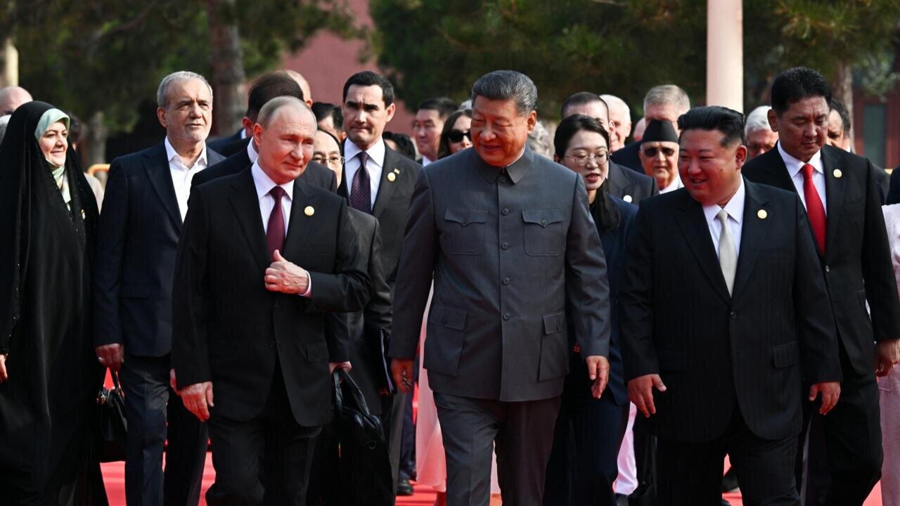 کیم و پوتین روی فرش قرمز میدان «تیان‌آن‌من» جین‌پینگ را همراهی کردند