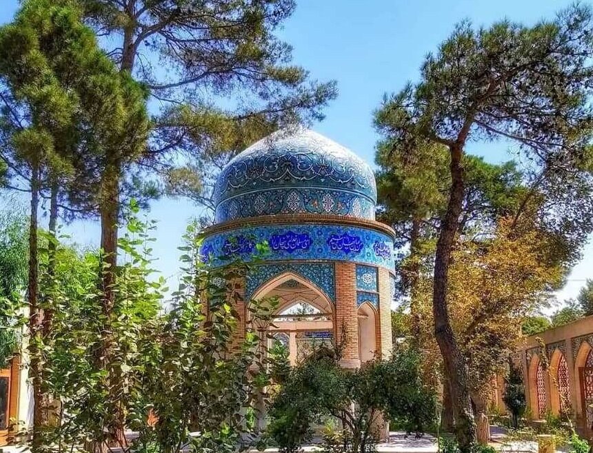 تکیه واله؛ پیوند شعر، خوشنویسی و معماری در تخت فولاد