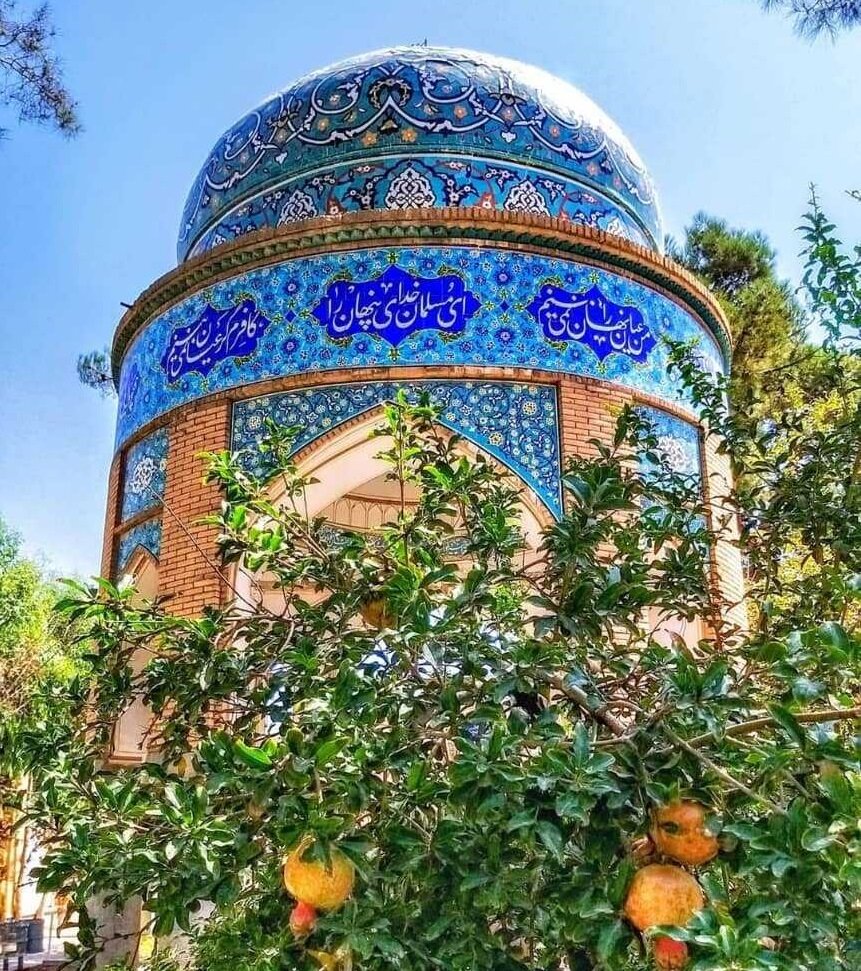 تکیه واله؛ پیوند شعر، خوشنویسی و معماری در تخت فولاد 2