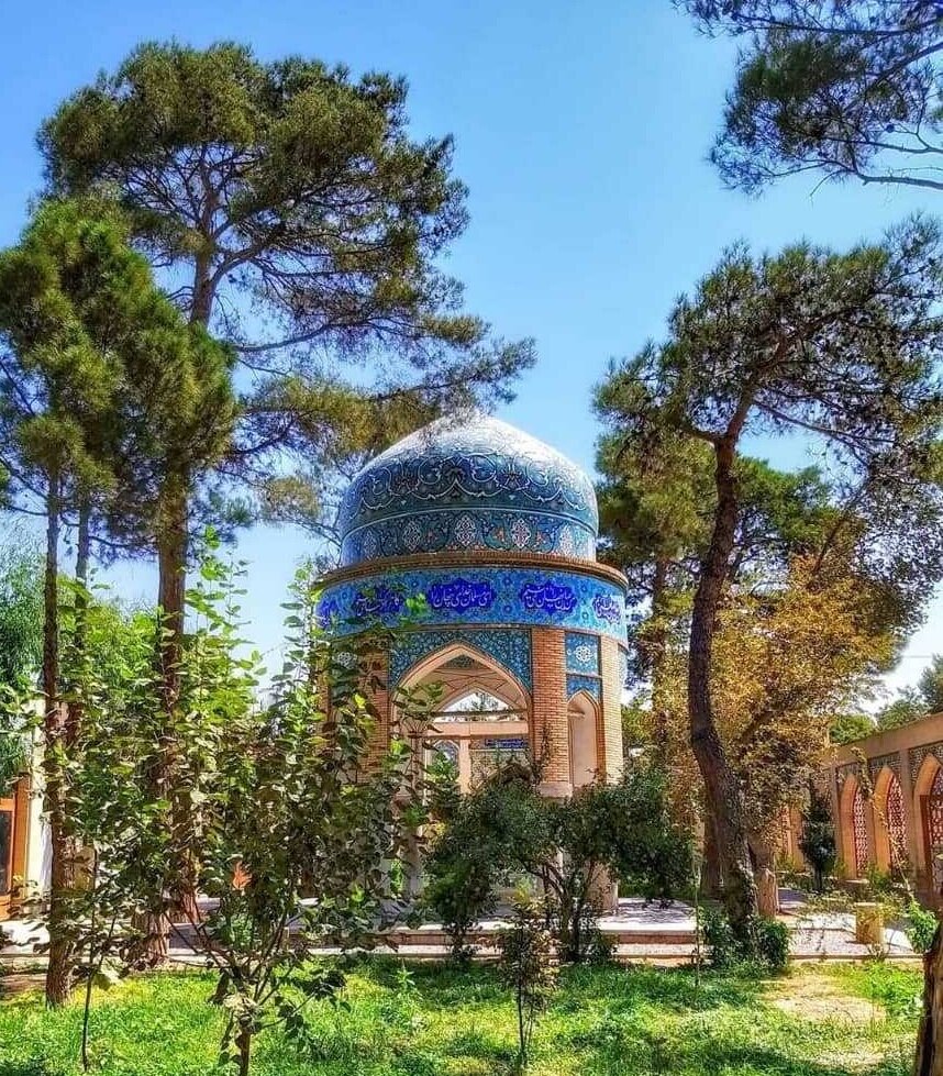 تکیه واله؛ پیوند شعر، خوشنویسی و معماری در تخت فولاد 4