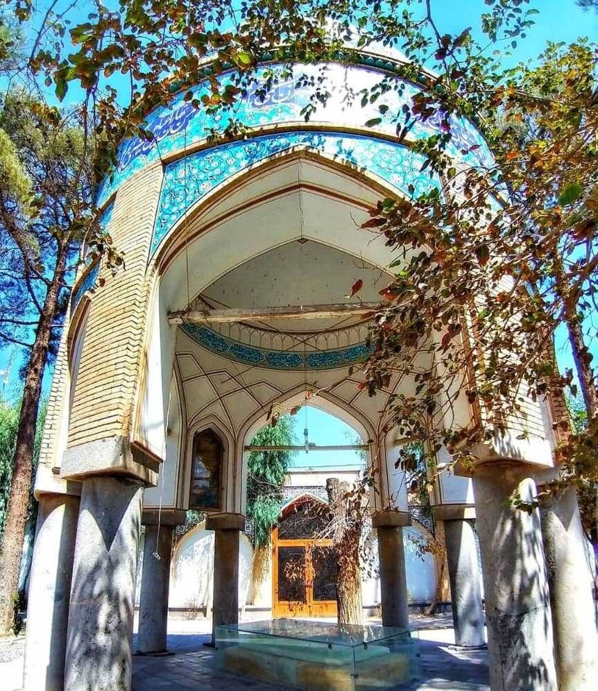 تکیه واله؛ پیوند شعر، خوشنویسی و معماری در تخت فولاد 3
